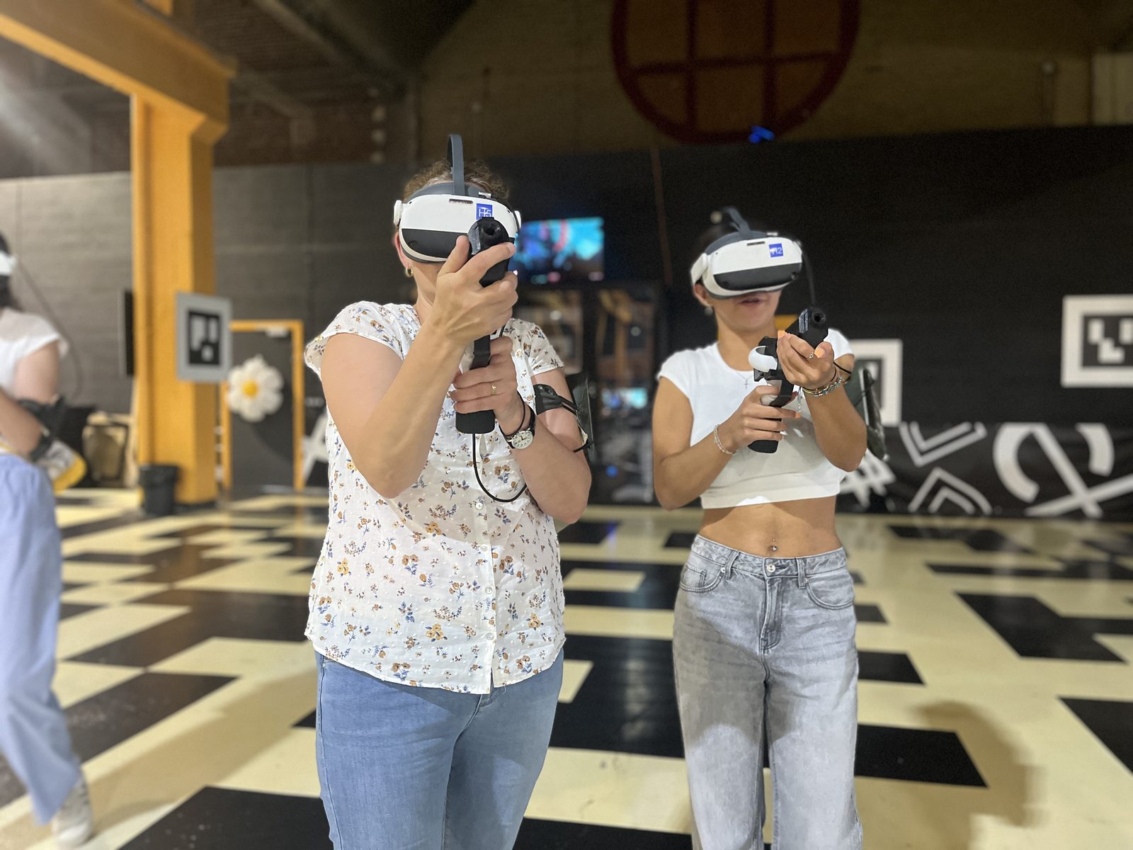 Une bande d'amies s'amuse en soirée EVJF chez Team Square