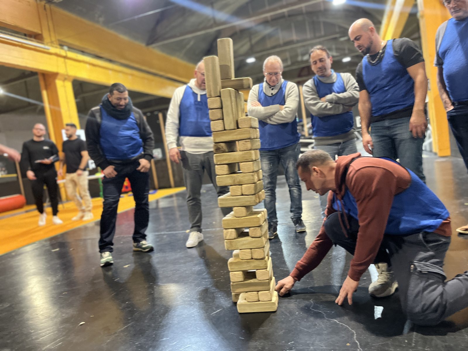 Groupe d'amies pendant les activités d'un EVJF chez Team Square